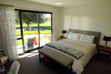 تختخواب و صبحانه Copper Beech Wanaka  Luxury Accommodation