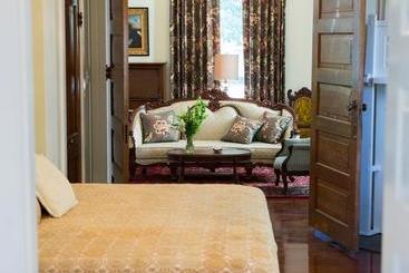 تختخواب و صبحانه The Guest House At Gulfport Landing
