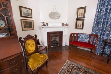 تختخواب و صبحانه The Guest House At Gulfport Landing
