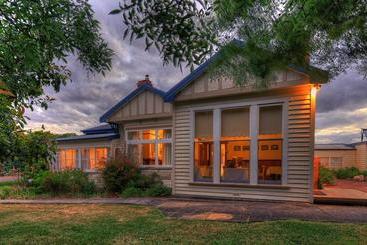 Acacia Bed And Breakfast