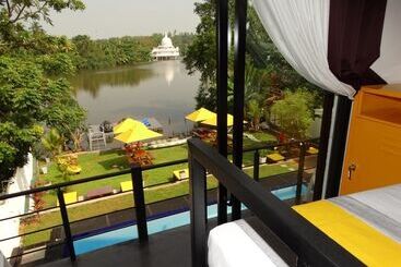 Escapade By Lvb   Hostel