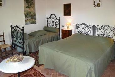 هتل Charming Villa Marcialla