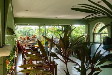 هتل Tamarindo Hostel Resort