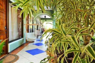 هتل Tamarindo Hostel Resort