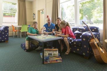 هتل Yha Rolleston House