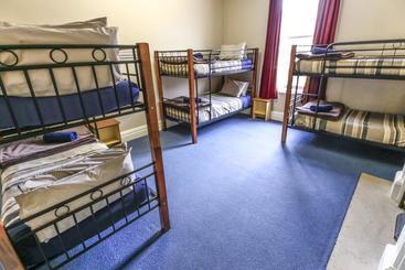 هتل Yha Rolleston House