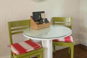 هتل Mcbee Cottages