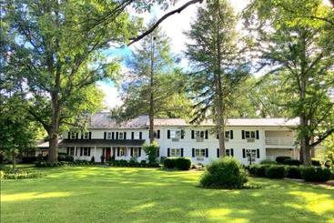 ホテル Edgewater Inn & Riverside Grill