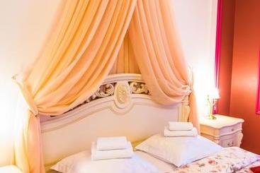 هتل 13 Chairs Boutique