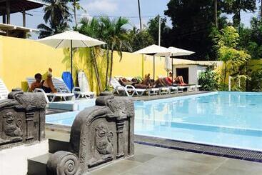 בית מלון כפרי Holaa Mirissa