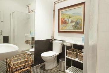 تختخواب و صبحانه Downtown House