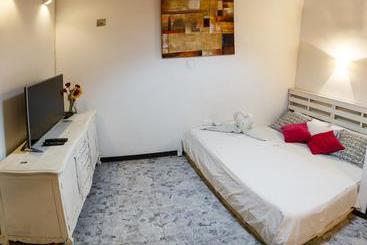 Aroha Villana Hostel