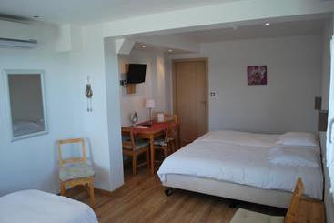 تختخواب و صبحانه Chambres D'hôtes Les Vignes