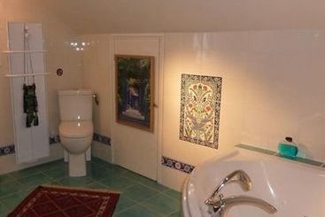 تختخواب و صبحانه La Chandanielerie