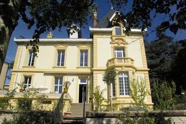 تختخواب و صبحانه Villa Roassieux