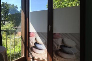 هتل Hôtel Studios Les Acacias