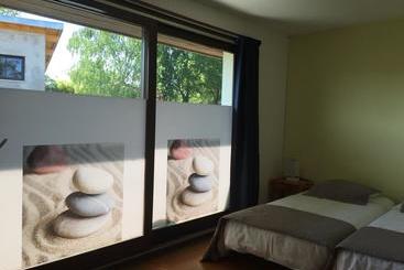هتل Hôtel Studios Les Acacias