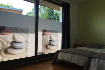 هتل Hôtel Studios Les Acacias