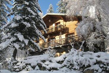 민박 The Guest House