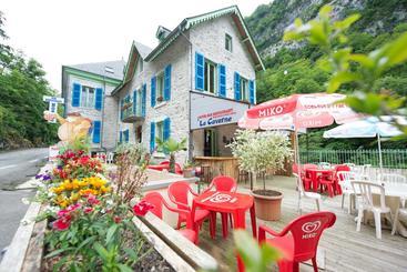 هتل Auberge La Caverne