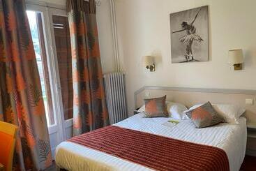 ホテル Hôtel Restaurant Les Rochers