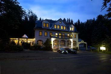 هتل Land & Gasthof Forsthaus