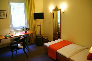 هتل Land & Gasthof Forsthaus