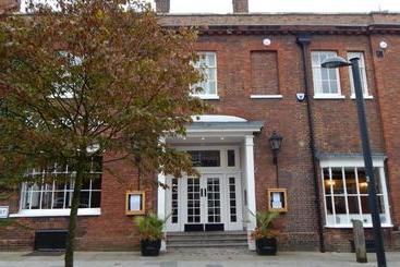 هتل The George At Baldock