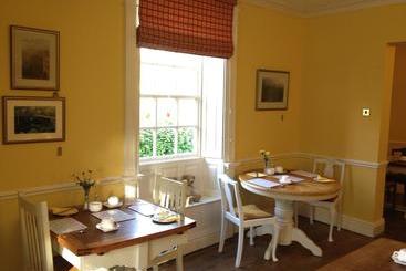 تختخواب و صبحانه Calcutts House