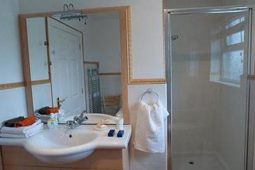 تختخواب و صبحانه Clare Forest Apartment