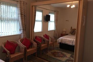 تختخواب و صبحانه Clare Forest Apartment