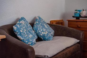 تختخواب و صبحانه High Noon Guest House