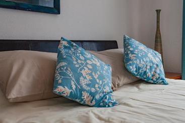تختخواب و صبحانه High Noon Guest House