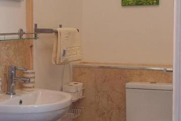 تختخواب و صبحانه High Noon Guest House