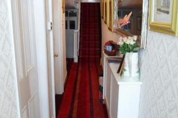 تختخواب و صبحانه The Corner House