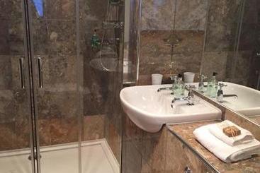 تختخواب و صبحانه Marine Rooms