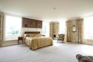 هتل Chicheley Hall