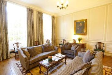 هتل Chicheley Hall