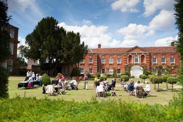 هتل Chicheley Hall