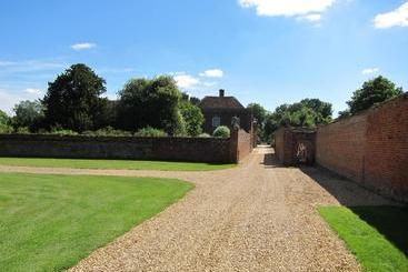 هتل Chicheley Hall