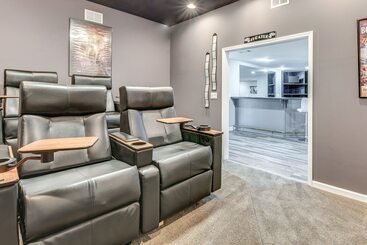 별장 Canton Home W/ Private Pool + Screened Patio!