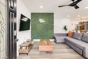 بيت ريفى Decatur Home W/ Deck   9 Mi To State Farm Arena!