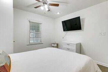 کلبه Decatur Home W/ Fire Pit, Near Little Five Points!