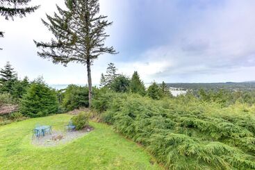 별장 Peaceful Port Orford Retreat W/ Hot Tub & Views!