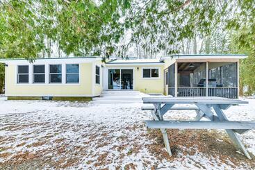 קוטג'' Waterfront North Hero Home W/ Screened Porch