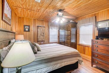 بيت ريفى Georgia Lakefront Cabin W/ Fire Pit + Grills!