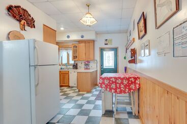 بيت ريفى Lakefront Rhinelander Retreat W/ Private Hot Tub!