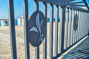 Eleia Seafront Suites & Villas