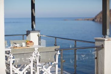 Eleia Seafront Suites & Villas