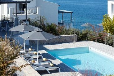 Eleia Seafront Suites & Villas